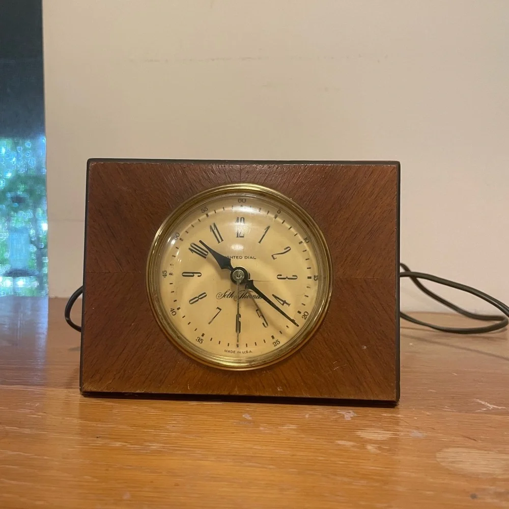 Seth Thomas Classic Cream and wood mantle Clock